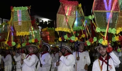 Faroles durante el desfile la noche de Guacherna.
