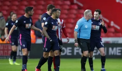El árbitro Jonathan Moss durante un partido. 