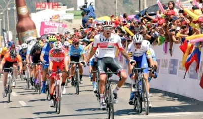 Juan Sebastián Molano se impone en la meta. 