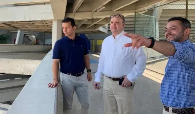 Jorge Enrique Vélez, vicepresidente de la FCF, visita el estadio en compañía de Grabiel Berdugo y Saúl Zambrano.