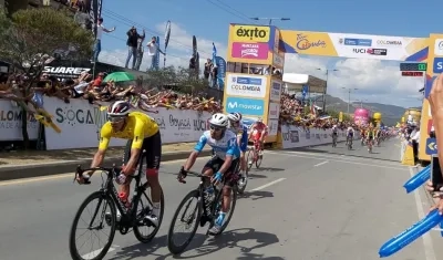 Juan Sebastián Molano se impone en la meta. 