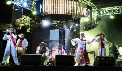 Grupo folclórico durante la Noche de Tambó.