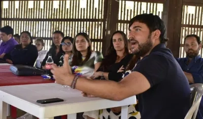 Alcalde Jaime Pumarejo en la mesa de trabajo en la Ciénaga de Mallorquín,