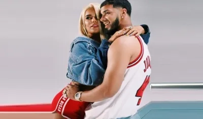 En la imagen, el cantante puertorriqueño Anuel AA (i) y la cantante colombiana Karol G.