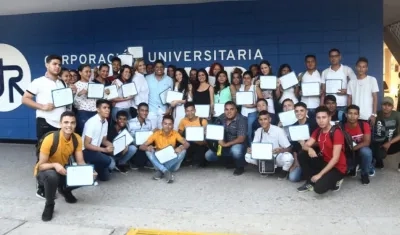 El Alcalde Rumenigge Monsalve con el grupo de beneficiarios.