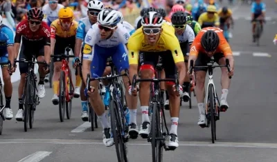 El ciclista colombiano Juan Sebastián Molano (d) del UAE Emirates vence este sábado en la llegada a su compatriota Álvaro Hodeg (i), del Deceunick-Quick Step.