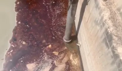 Momento en el que retiran la sustancia aceitosa.