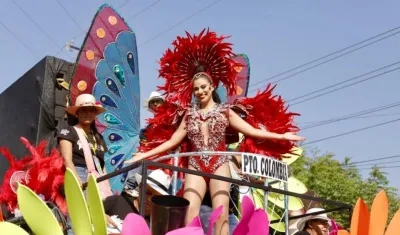 La representante de Puerto Colombia María José Arroyo durante el desfile en Santo Tomás.