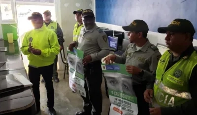 Policía realizando la campaña en establecimientos comerciales de los municipios del Atlántico.