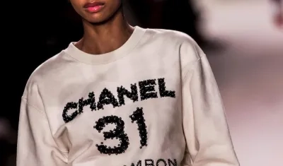 Modelo luciendo prenda de Chanel.