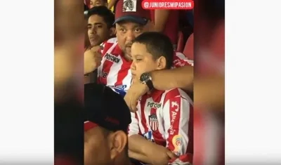 El tío narrándole el partido a su sobrino.