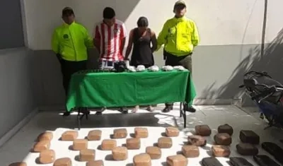 Los capturados, la droga y la cámara incautada.