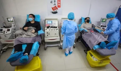 Dos médicos, ambos recuperados de COVID-19 después de una cuarentena de 14 días, donan plasma en una clínica en Wuhan, provincia de Hubei, China.