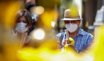 Personas con tapabocas para evitar contagiarse del virus.