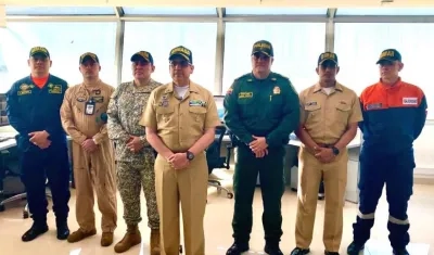 Los altos oficiales explicando los planes de seguridad.