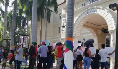 Extrabajadores durante la protesta.