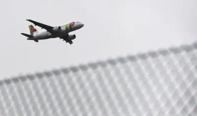 Un airbuls A319-111 de la aerolínea TAP despega del aeropuerto de Lisboa (Portugal).