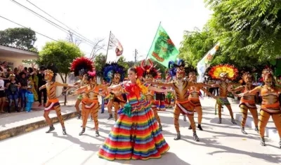 La Reina del Carnaval Isabella Chams junto a su grupo Selva Africana.