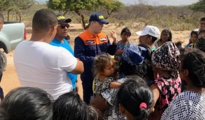 Funcionarios de la Dimar dialogando con amigos y familiares de los desaparecidos.