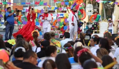 Carnavaleros disfrutando de la celebración.