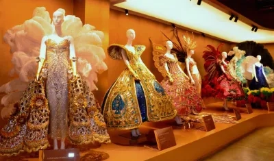 Los vestidos que han lucido las Reinas del Carnaval de Barranquilla están exhibidos.