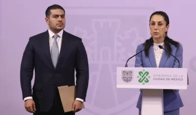El titular de la Secretaría de Seguridad Ciudadana (SSC) de la Ciudad de México y la jefa de gobierno Claudia Sheinbaum (d),  durante una rueda de prensa en México.