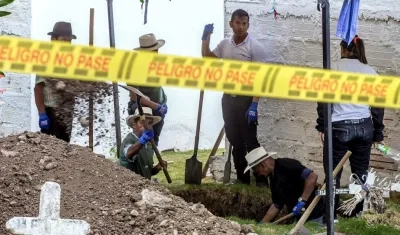 Dentro de estos hallazgos están los cuerpos de personas que fueron inhumadas de manera ilegal con botas de caucho y el cuerpo de un niño.
