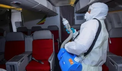 Foto de un avión que está siendo descontaminado.