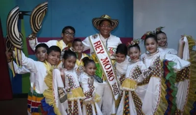 El Rey Momo Alcides Romero junto a integrantes de 'Los cumbiamberitos de Buenos Aires'.