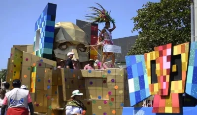 La Señorita Colombia 2019-2020, María Fernanda Aristizábal, en la carroza de Tecnoglass.