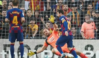 Lionel Messi anotando el cuarto gol.