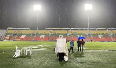 Estado de la cancha tras la suspensión del partido.