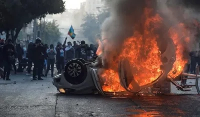 Quema de vehículos durante las protestas.
