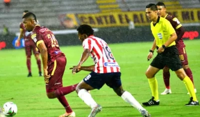 Didier Moreno neutralizando una llegada local poco antes de la suspensión del partido por el aguacero del sábado.