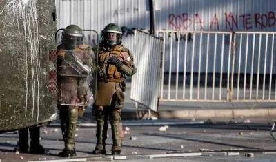 Durante la jornada de protesta en contra del Festival de la Canción de Viña del Mar, quemaron vehículos en la plaza Sucre de la ciudad de Viña del Mar (Chile). 