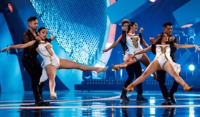 Presentación de bailarines durante el homenaje a Camilo Sesto.