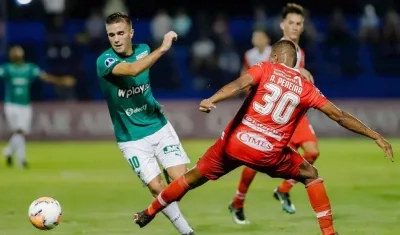 Agustín Palavecino, la figura del partido, eludiendo la marca de Álvaro Daniel Pereira.