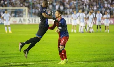 Jugadores del DIM celebrando su paso a la siguiente fase.