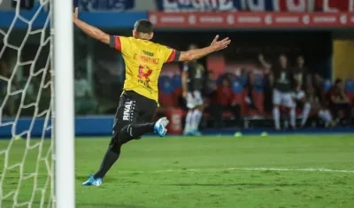 Emmanuel Martínez celebrando la apertura del marcador.