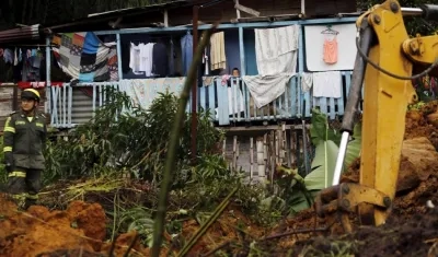 Un niño observa desde su casa la labor de los socorristas