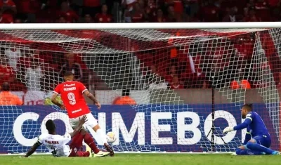 Paolo Guerrero anotando cuando finalizaba el primer tiempo y que significó el triunfo.