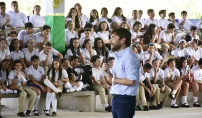 El Alcalde Jaime Pumarejo dirigiéndose a los estudiantes.