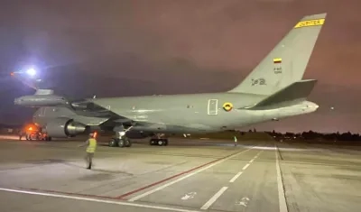 Llegada del avión a Catam.