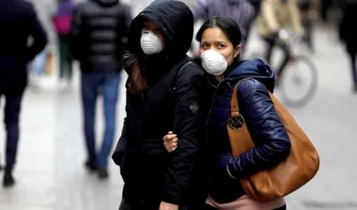 Dos mujeres con tapabocas en Italia.