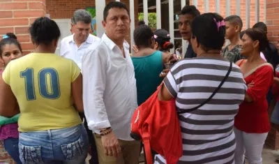 El Personero saliente, Jaime Sanjuan, atendiendo los reclamos de los usuarios.