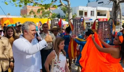 El Presidente Duque a su llegada a Puerto acompañado de la Gobernadora Elsa Noguera.