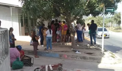 A los padres de familia los atendieron debajo de un palo de mango.