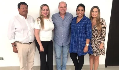 El Gerente (e) Hernando De la Espriella, con representantes de los noticieros.