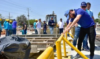 El Alcalde Jaime Pumarejo revisando los trabajos.
