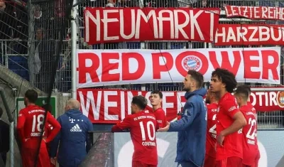 Jugadores intentan hablar infructuosamente con los aficionados.